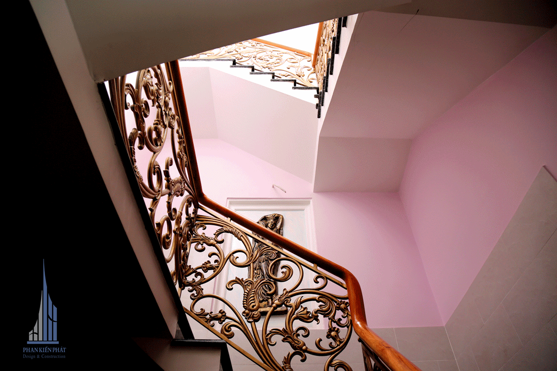 Cầu thang với họa tiết trang trí nổi bậc làm căn nhà tăng thêm vẻ đẹp và sang trọng cho căn nhà