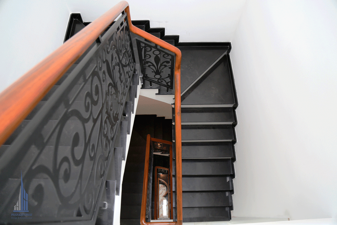 Cầu thang lót đá kết hợp với tay vịn với họa tiết bắt mắt  giúp căn nhà thêm sang trọng