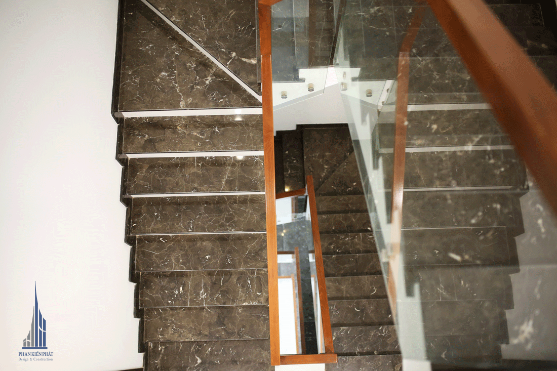 Cầu thang nhà hiện đại được lót đá granite với màu sắc hài hòa hợp lí