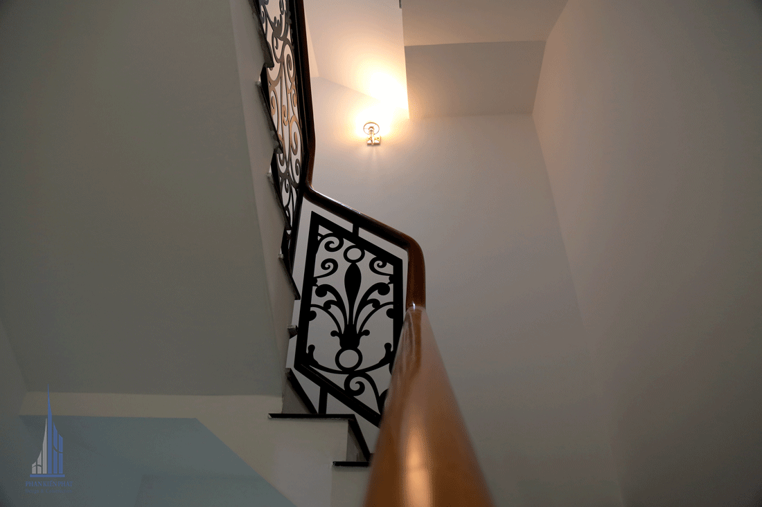 Đèn cầu thang nhà cổ điển