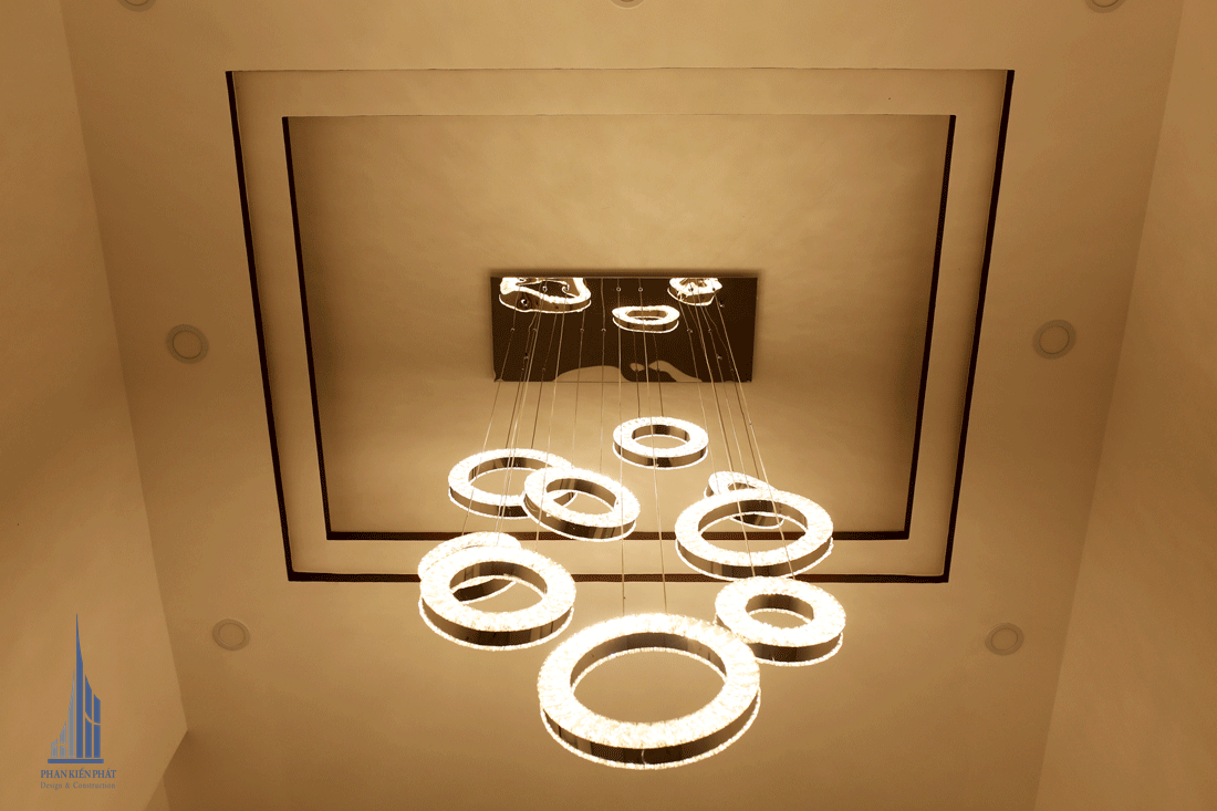 Phòng khách hiện đại được trang trí đèn chùm sang trọng bắt mắt người nhìn