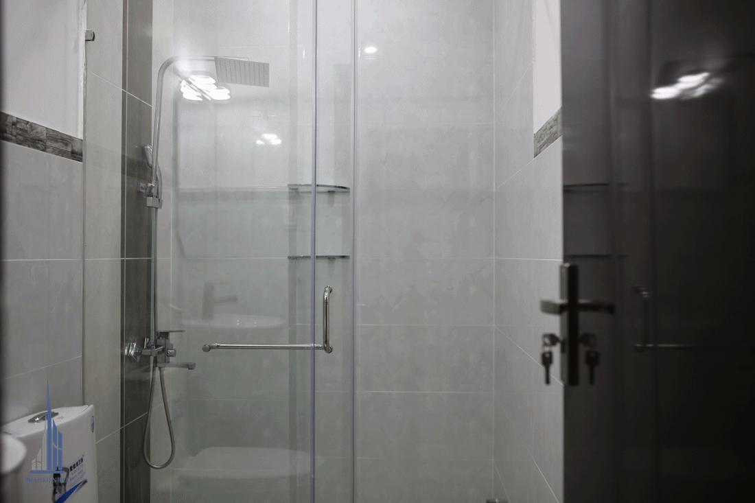 Phòng vệ sinh với vòi tắm hiện đại độc đáo