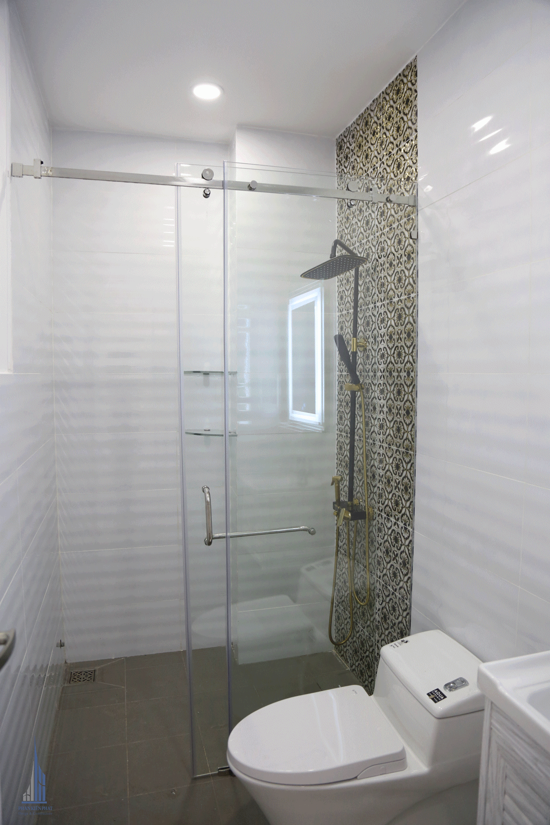 Phòng vệ sinh được thiết kế hiện đại tiện nghi