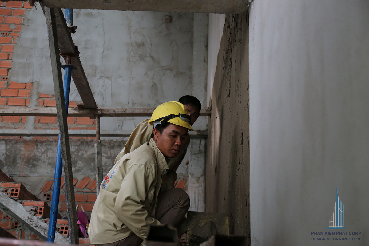 Thợ đang xây tô vách cầu thang